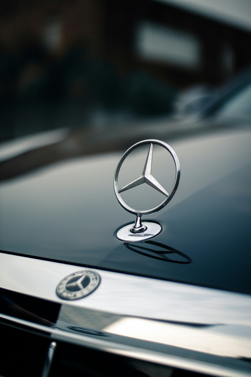 Mercedes-Benz stella sul cofano — emblema della Classe S Royal Swiss Line