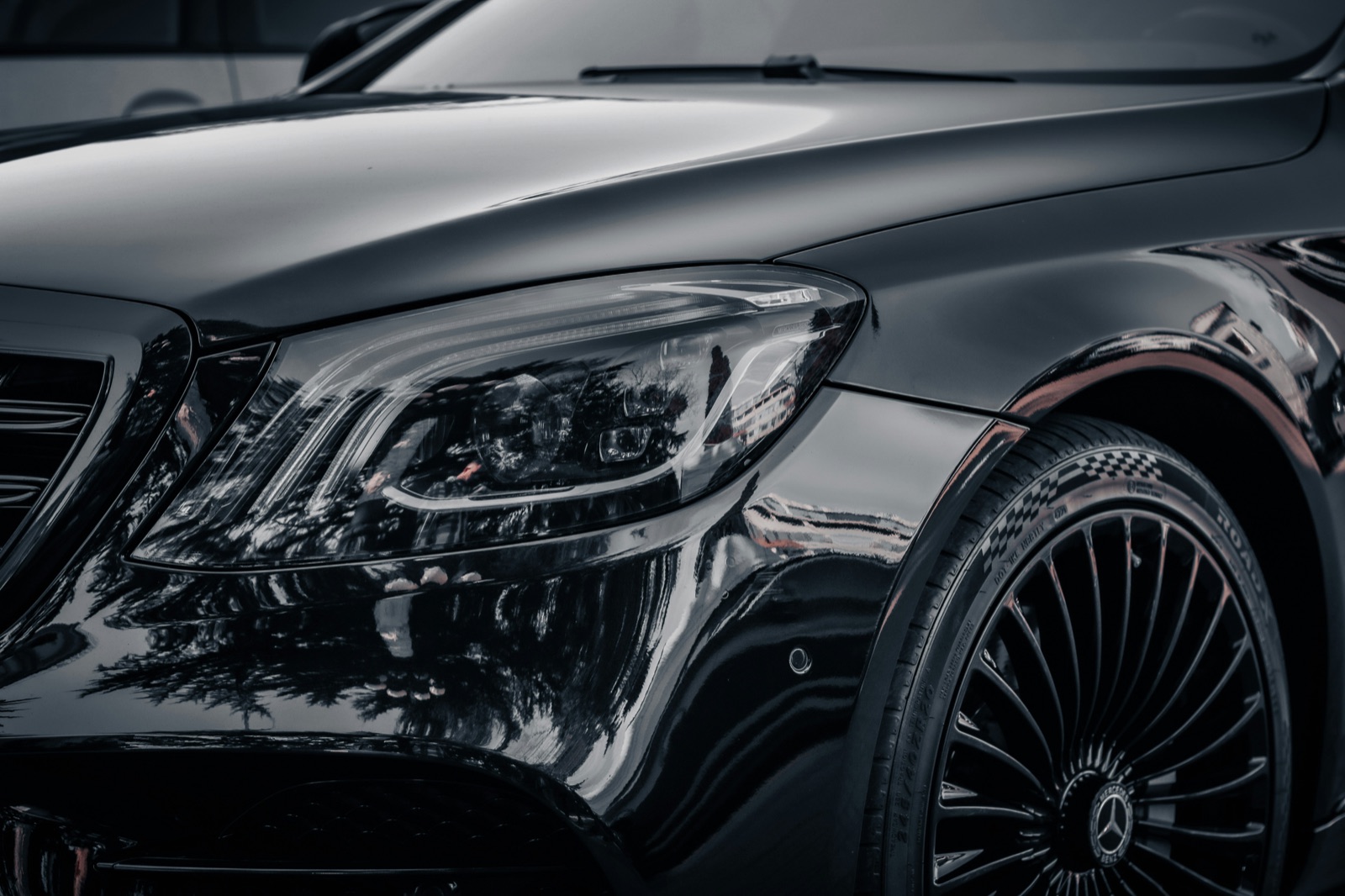 Mercedes-Benz Classe S — dettaglio del faro full-LED e cerchio in lega 19 pollici