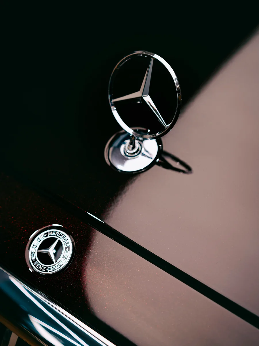 Stella Mercedes su cofano nero, dettaglio chrome