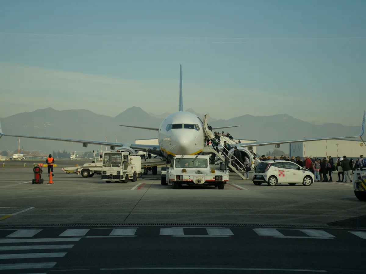 Transfer Lugano - Aeroporto di Bergamo - Aereo a Orio al Serio con Alpi sullo sfondo