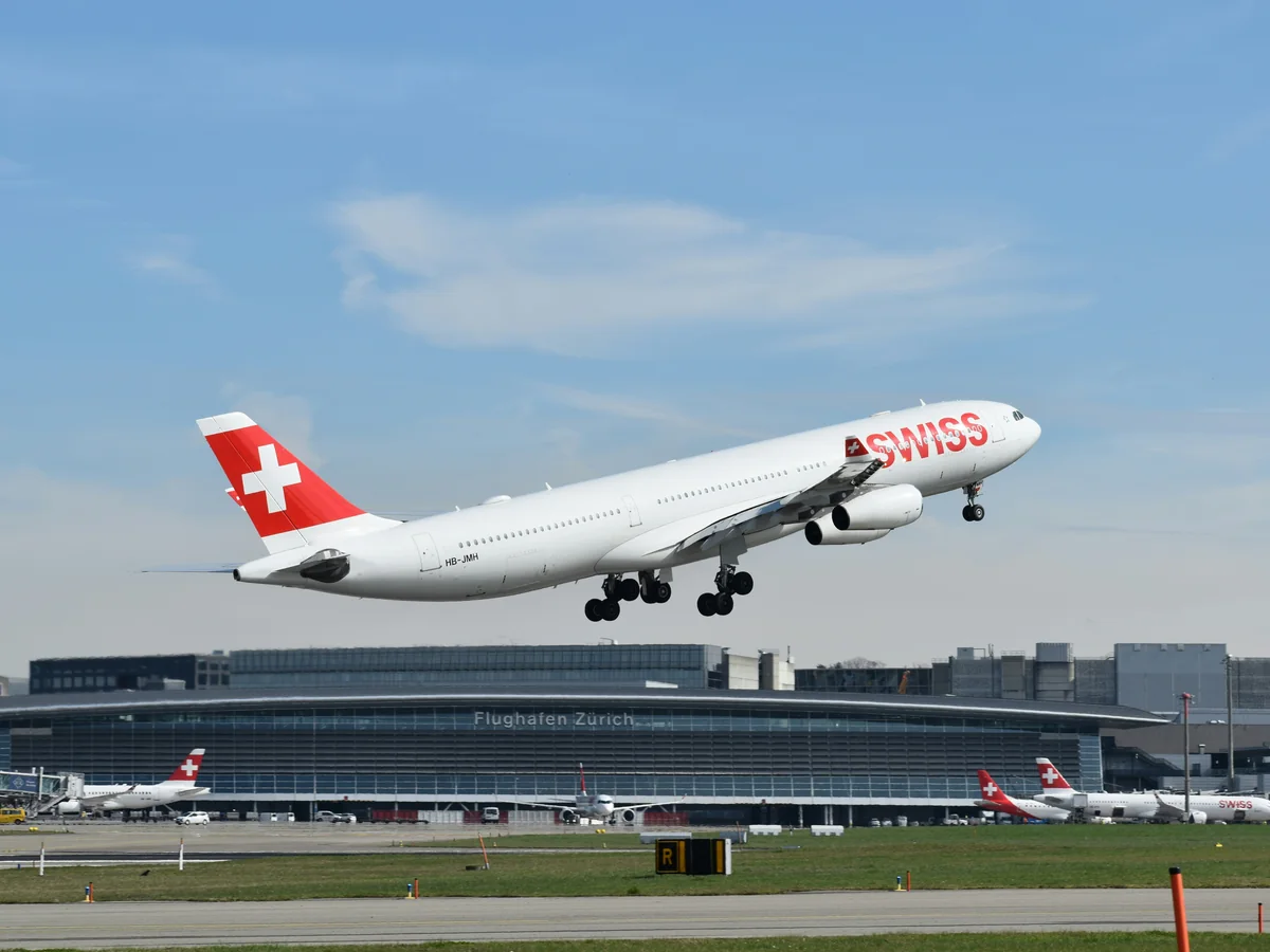 Transfer Lugano - Aeroporto di Zurigo - SWISS A330 in decollo da Flughafen Zurigo